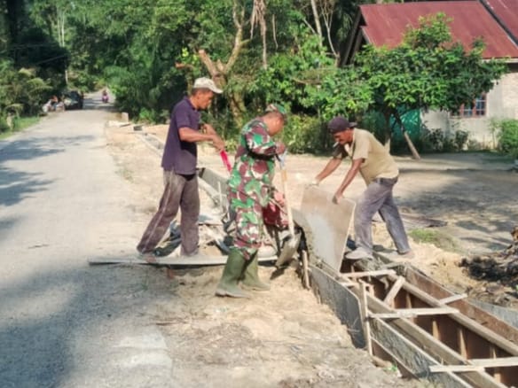 Koramil 0321-05/RM Kembali Goro Bersama Warga Pembuatan Drainase di Desa Bangko Lestari