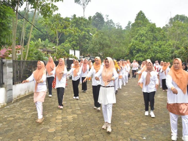 Peringati Hari Osteoporosis Sedunia, DWP Kampar Gelar Senam Bersama
