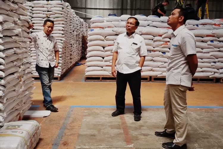 Polda Riau Cek Stok Bahan Pokok di Gudang Bulog