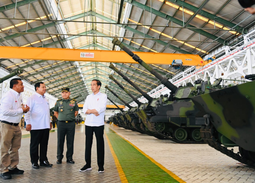 Presiden Jokowi Apresiasi Perkembangan Cepat PT Pindad