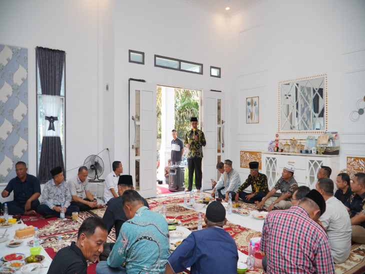 Bupati Kampar Hadiri Halal Bihalal di Kediaman Tokoh Masyarakat Ninik Mamak  Kecamatan Tambang