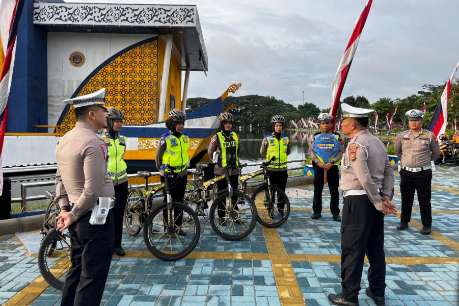 Bawa Coklat dan Pesan Pemilu Damai, Polwan Cantik Beraksi di CFD Rengat