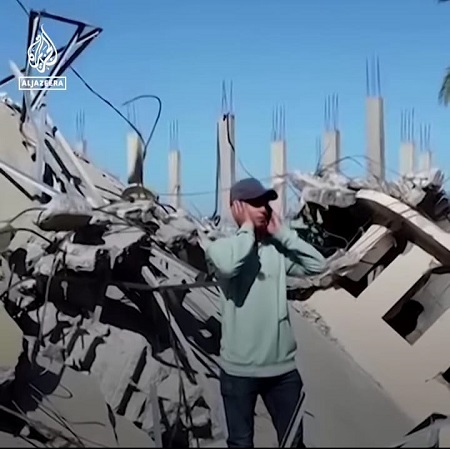 Terekam Drone, Muadzin Ini Kumandangkan Adzan di Atas Reruntuhan Masjid Gaza