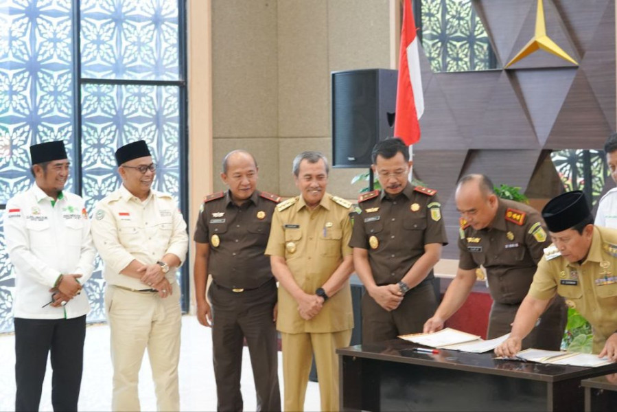 Bupati dan Wali Kota Bersama Kejari se-Riau Teken MoU Program Jaga Zapin