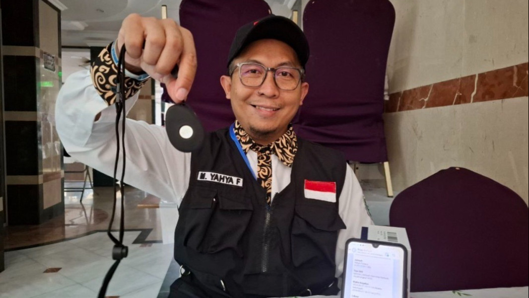Bantu Deteksi Keberadaan Jemaah Lansia, Petugas Ini Gunakan Smart Locator