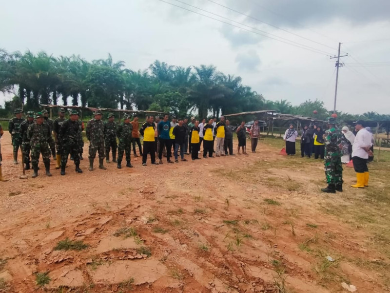 Koramil 0321-05/RM dan Warga Gelar Karya Bhakti Bersihkan Pasar Senin dan Selokan di Bangko Bakti
