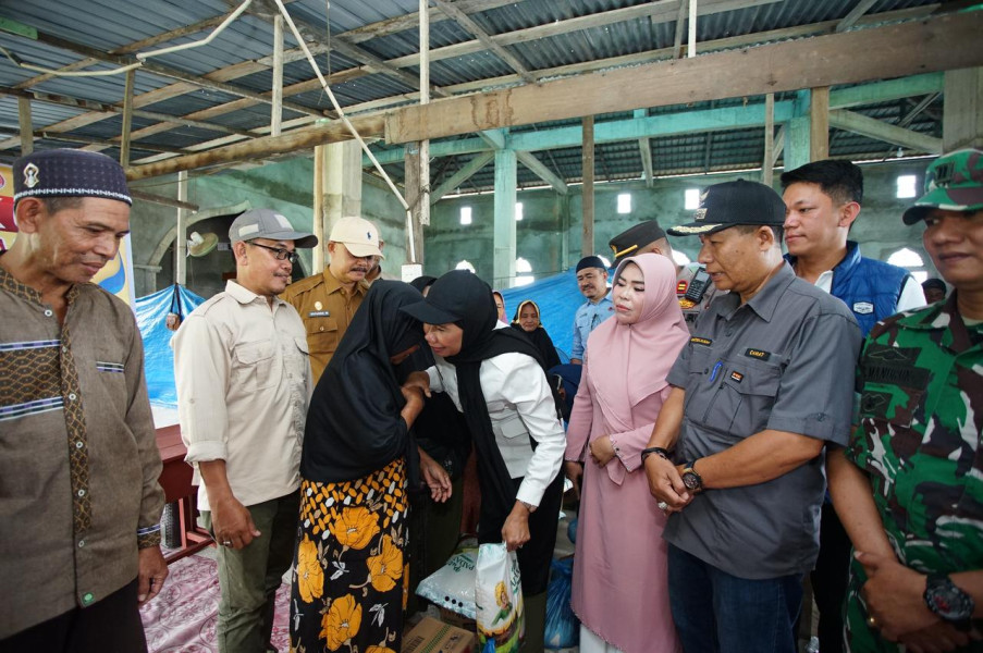 Wabup Yuliantini Salurkan Bantuan untuk Korban Banjir di Lahang Hulu