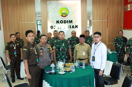 Sekda   Bersama Dandim 0322/Siak Ikuti Vicon Komsos TNI AD