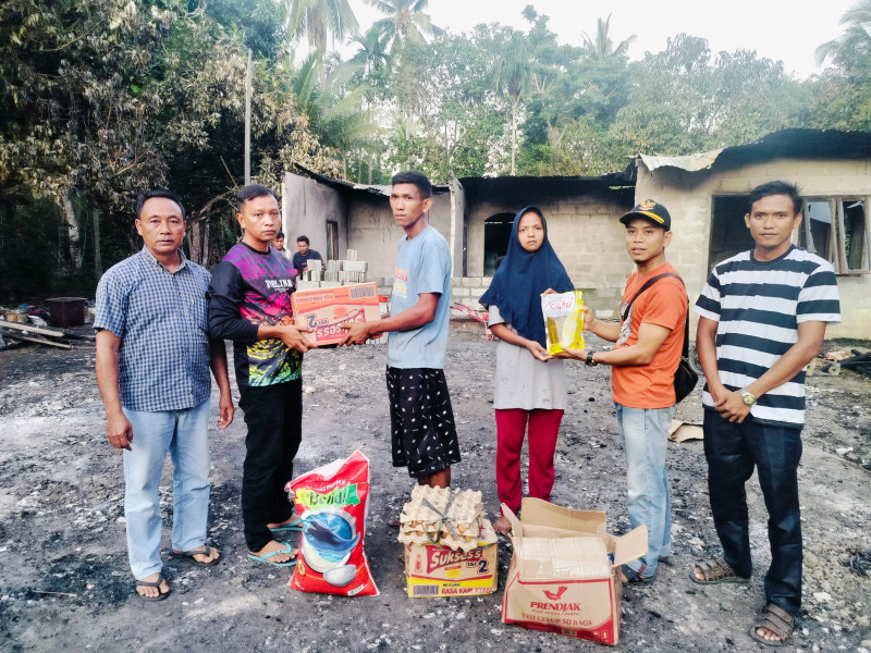 Dinsos Bengkalis Serahkan Bantuan untuk Korban Kebakaran Rumah di Rupat Utara