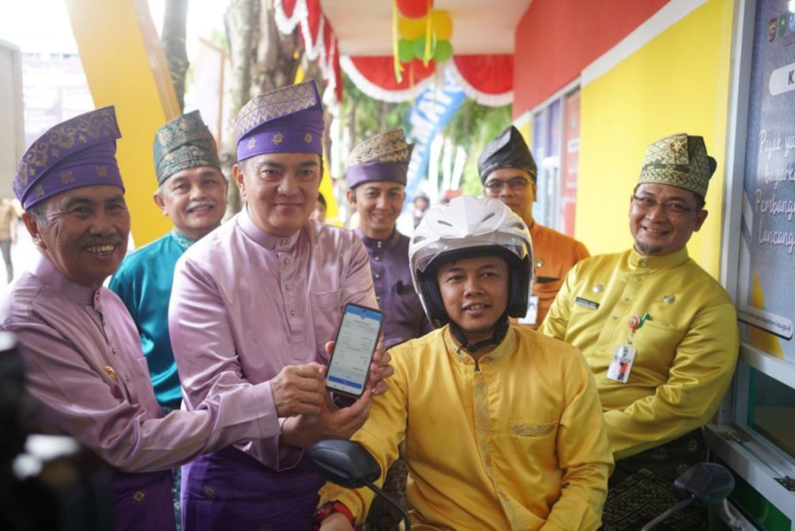 Resmikan Samsat Drive Thru Kelima di Riau, Gubri: Mempermudah Masyarakat Bayar Pajak