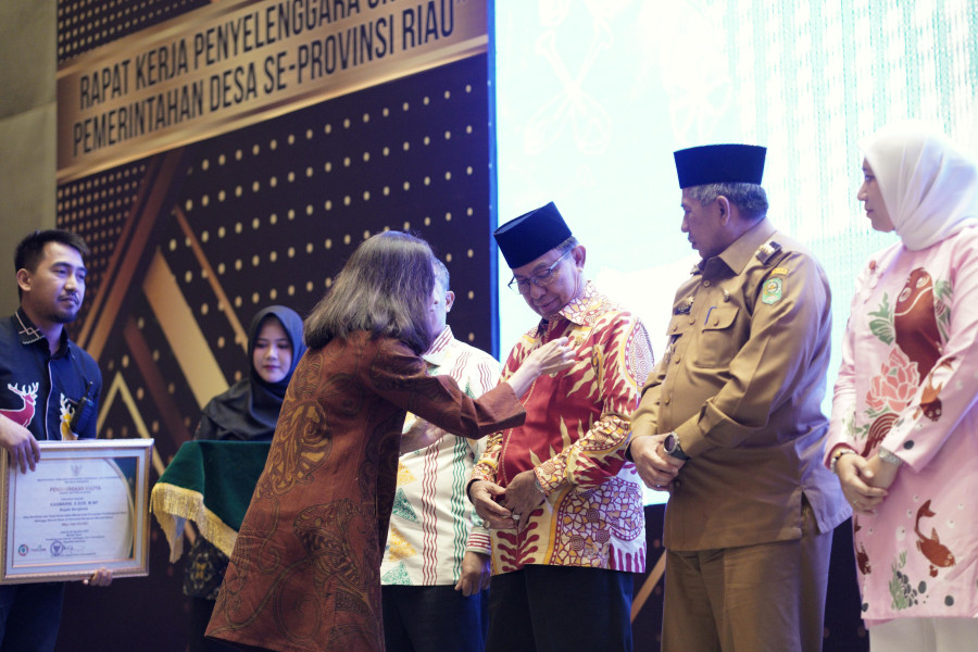 Bupati Wardan Terima Lencana Bhakti Desa Pertama