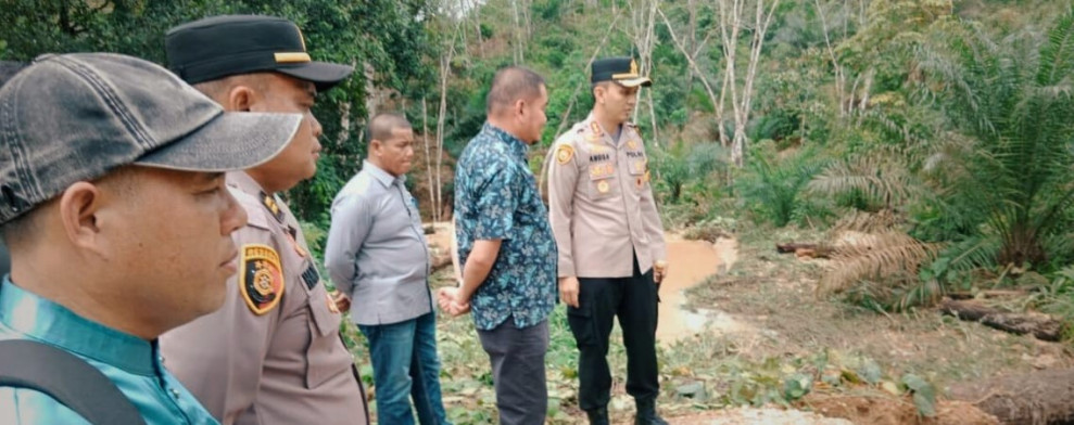 Bupati Kuansing Instruksikan OPD Terkait Tanggapi Jalan Penghubung yang Amblas di Koto Inuman - Sigaruntang