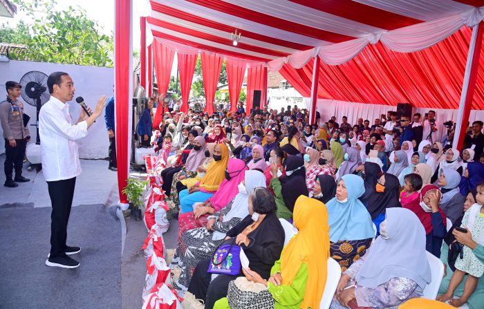 Presiden Jokowi Serahkan BLT El Nino di Kantor Pos Genteng