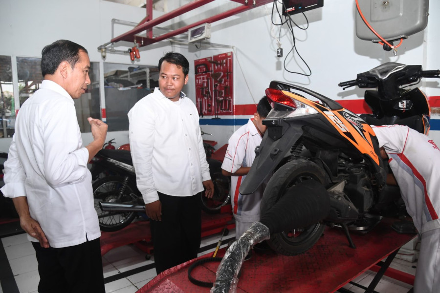 Presiden Jokowi Tinjau Pembelajaran Praktik di SMK Negeri 5 Padang
