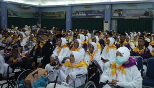 470 JCH Asal Rohul Resmi Dilepas H. Sukiman Dari Embarkasi Batam