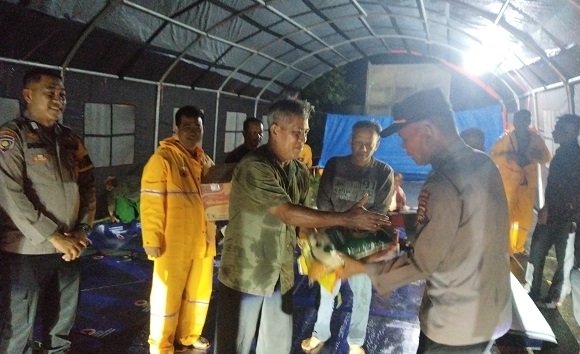 Sungai Indragiri Meluap, Polres Inhu Bantu Warga Kebanjiran