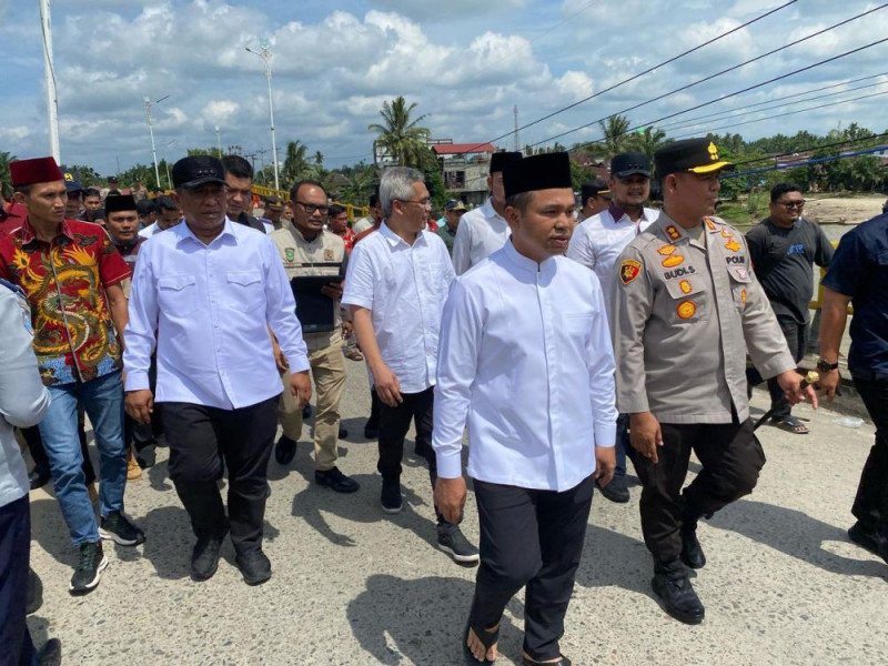 Gubri Abdul Wahid Cek Jembatan Miring di Rohul, Anggaran Rp4 Miliar Disiapkan