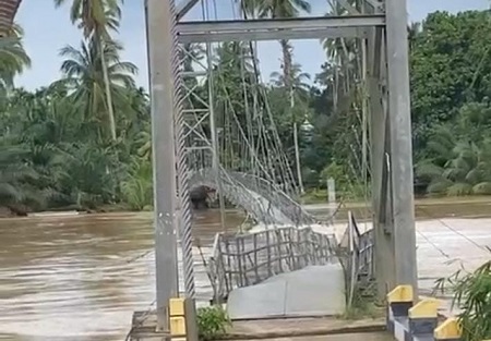 Diterjang Banjir, Jembatan dan Sejumlah Jalan di Kuansing Putus