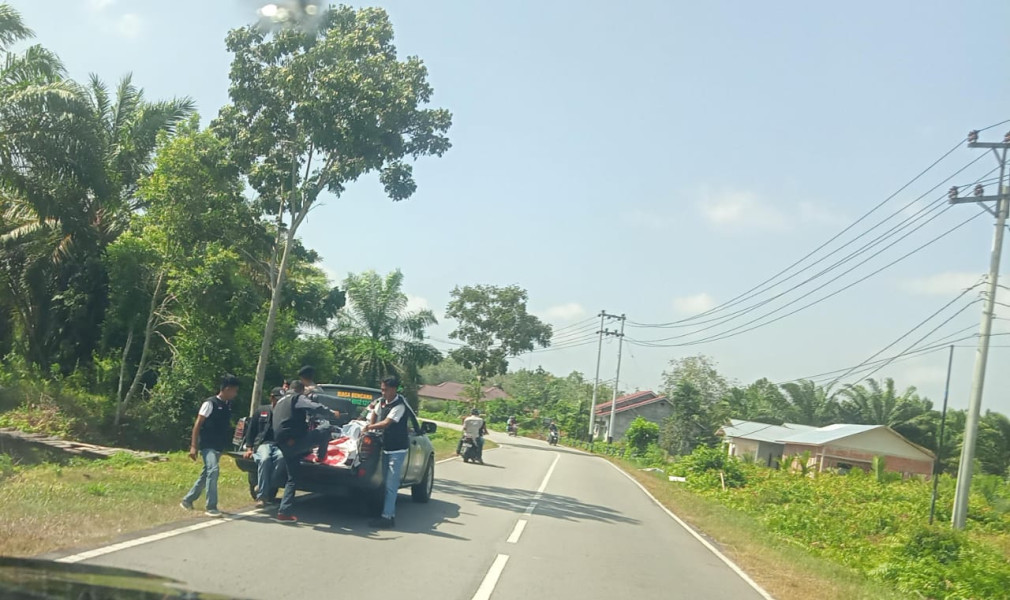 Hari Tenang, Bawaslu dan Tim Gabungan Tertibkan APK di Bengkalis