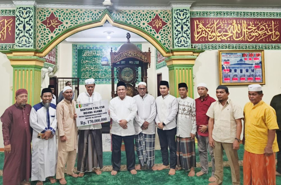 Wagubri Serahkan Bantuan CSR PT Riau Petroleum Rp170 Juta untuk Rumah Tahfidz Masjid Ar-Rosydin