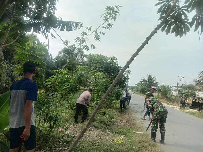 Babinsa Koramil 0321 -05/ RM dan Bhabinkamtibmas Goro Bersama Warga Bersihkan Jalan di Karya Mukti