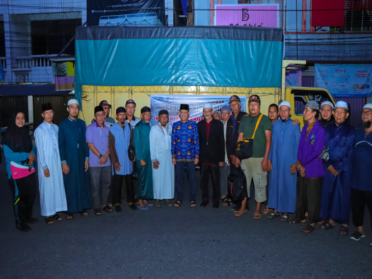 Pj Bupati Kampar Lepas Rombongan IKLA Antarkan Langsung Bantuan Bencana Sumbar