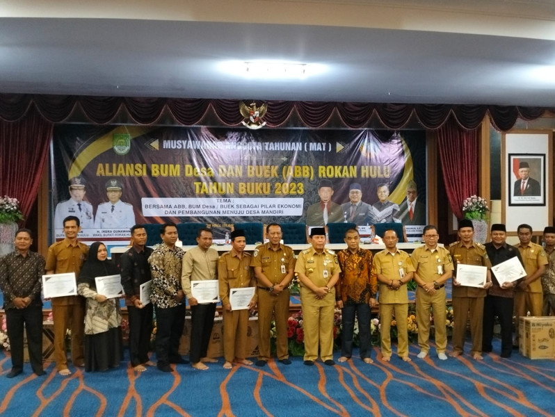Bupati Rohul H Sukiman Berikan Reward Kepada BUMDES Terbaik 2023