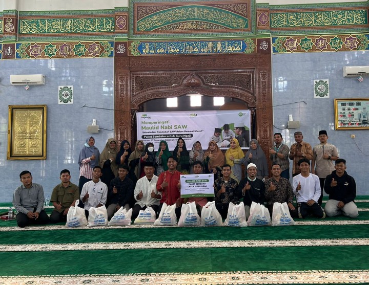 IZI Riau Bersama PT Pegadaian Syariah Berbagi Bingkisan untuk Guru Ngaji di Pekanbaru