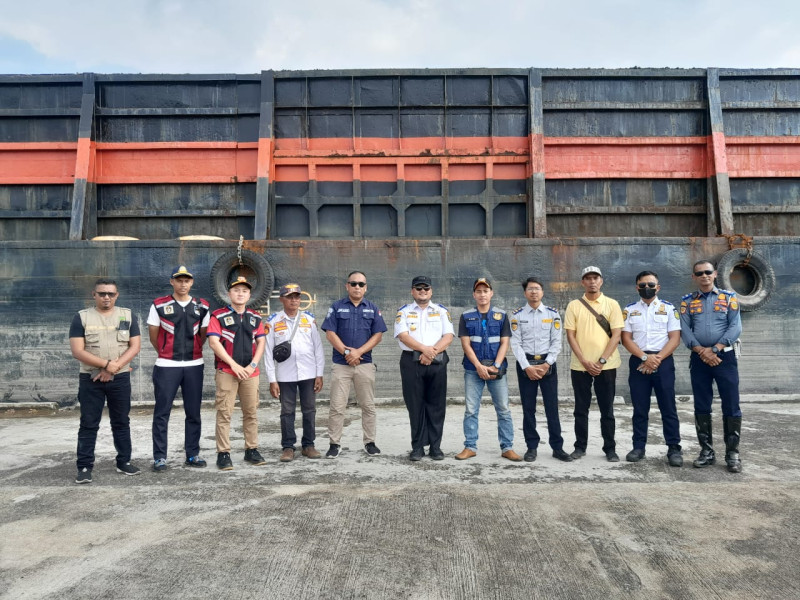 UPPD-TSP Dan KSOP Tembilahan Laksanakan Uji Coba Sandar Kapal Tongkang Di Dermaga Parit 21