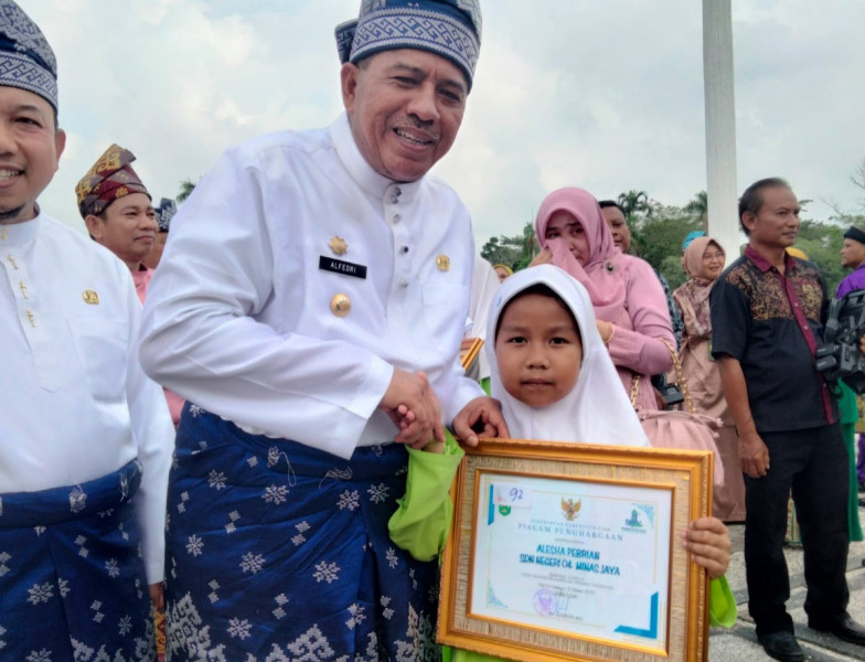 Raih Dua Perak di Kejurnas Karate, Bupati Siak Beri Alesha Pebrian Penghargaan