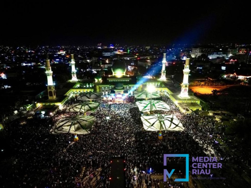 Puluhan Ribu Umat Muslim Tumpah Ruah Ikuti Tabligh Akbar Bersama UAS