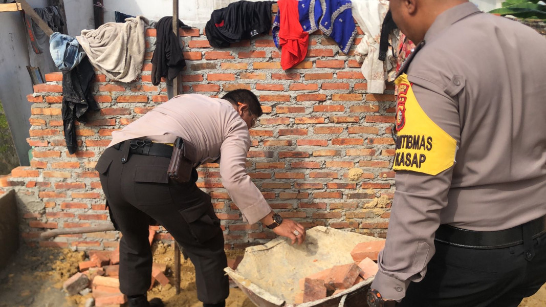 Colling System Pemilu, Polres Dumai Renovasi Rumah Warga