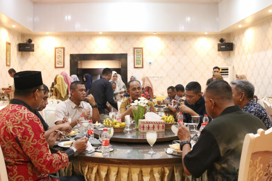 Pj. Bupati Inhil Herman Jamu Makan Malam Kasrem 031 / Wira Bima Bersama Rombongan