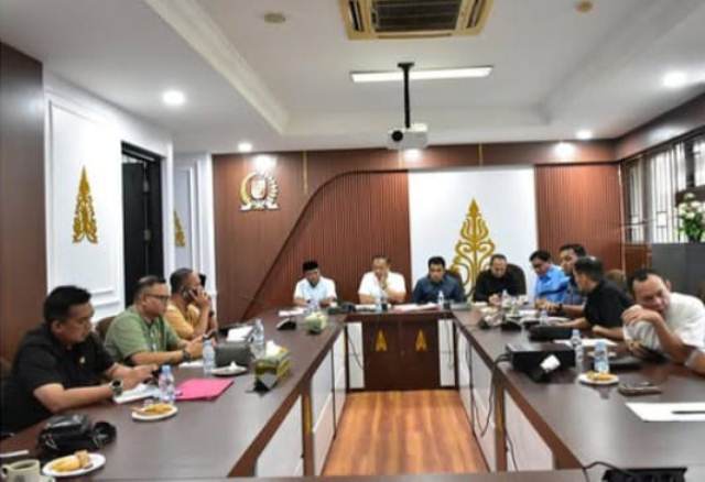 Komisi I Hearing Bersama Satpol PP, Bapenda, dan DPM-PTSP Pekanbaru