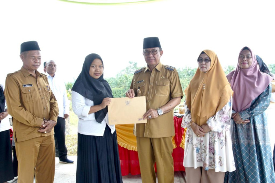 Bupati Wardan Serahkan NIKD dan NIPD Kades dan Perangka Desa di Kecamatan Kemuning