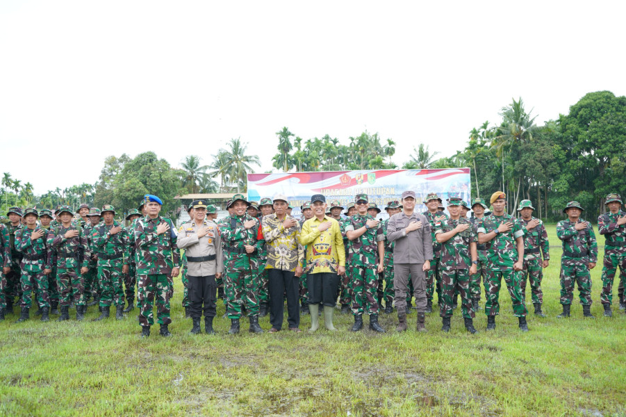 Bupati Herman Hadiri Penutupan TMMD Ke-123 di Desa Mumpa