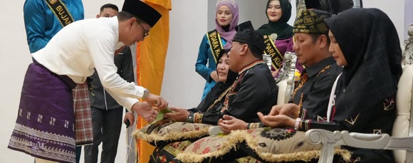 Bupati - Wabup Kuansing Terima Tepuk Tepung Tawar Tokoh Adat Setempat