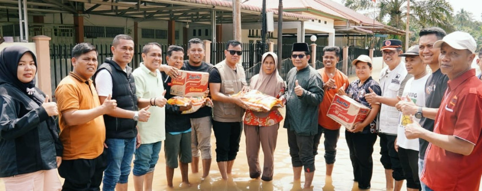Tinjau Beberapa Wilayah Terdampak Banjir, Bupati Kuansing Lihat Kondisi Masyarakat dan Berikan Bantuan Sembako