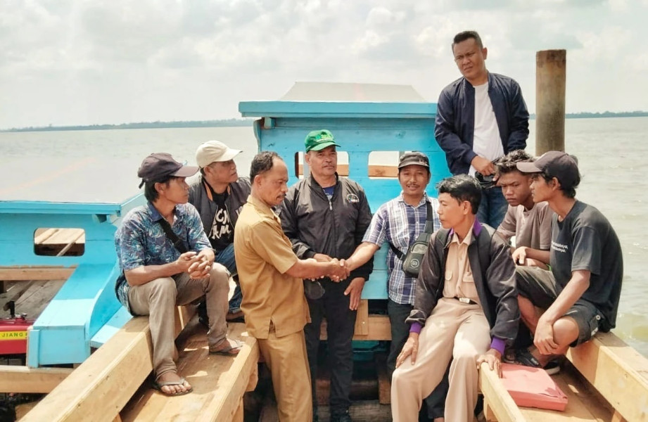 Pemkab Meranti Serahkan 2 Unit Kapal kepada Kelompok Nelayan Maju Desa Mengkopot