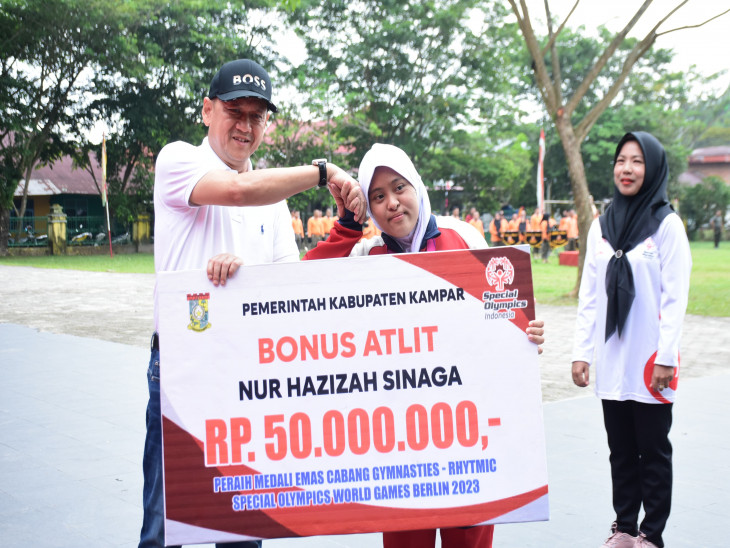 Peringatan Haornas ke-41 di Kampar, Pj Bupati Serahkan Bonus Rp 50 Juta Kepada Nur Azizah