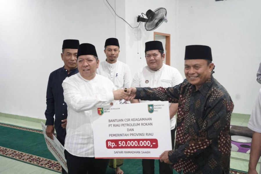 Pemprov Riau Serahkan Paket Santunan Ramadan di Masjid Baitul Hamdi