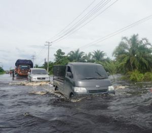 Air Masih Genangi Jalintim KM 83, Meski Sungai Kampar Surut