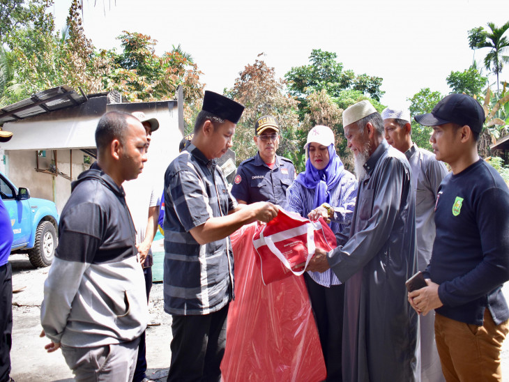 Pj Sekda Kampar Serahkan Bantuan untuk Korban Kebakaran di Muara Jalai