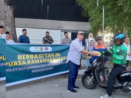 Bersama PT BSP, PWI Riau Berbagi Ratusan Makanan Berbuka Puasa