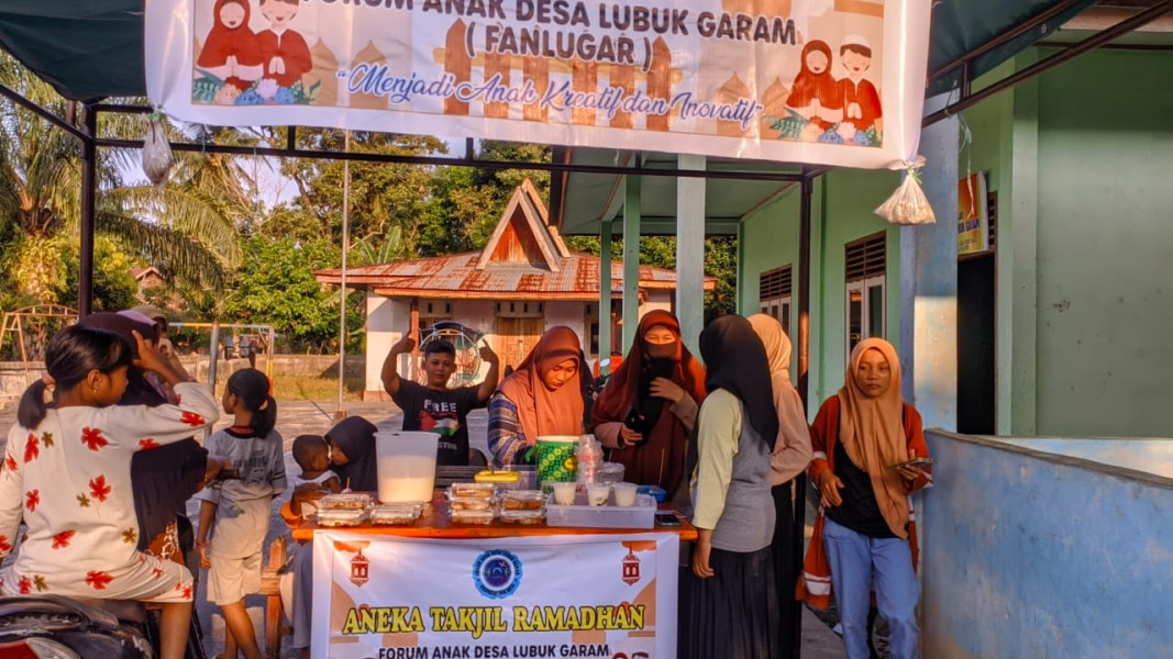 Forum Anak Lubuk Garam Buka Lapak Jualan Takjil Ramadhan