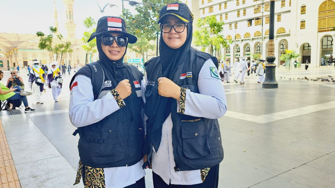Kisah Duo Srikandi, Siaga Bantu Jemaah Haji di Nabawi