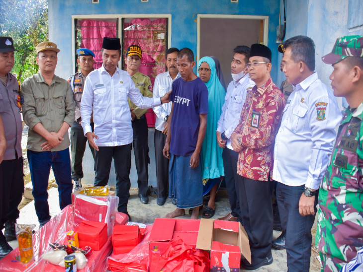 Pj Sekda Kampar Ahmad Yuzar dan Baznaz Kampar Serahkan Bantuan untuk Korban Kebakaran