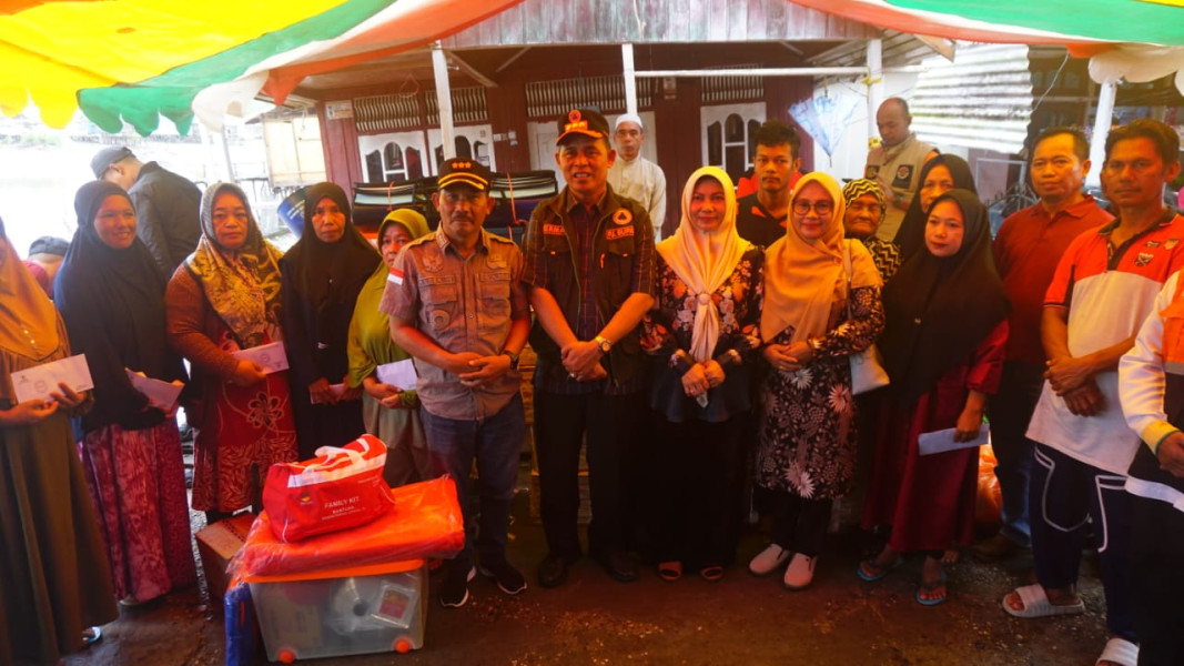 Pj Bupati Inhil Salurkan Bantuan Sosial Bagi Warga yang Terdampak Musibah di Tanah Merah