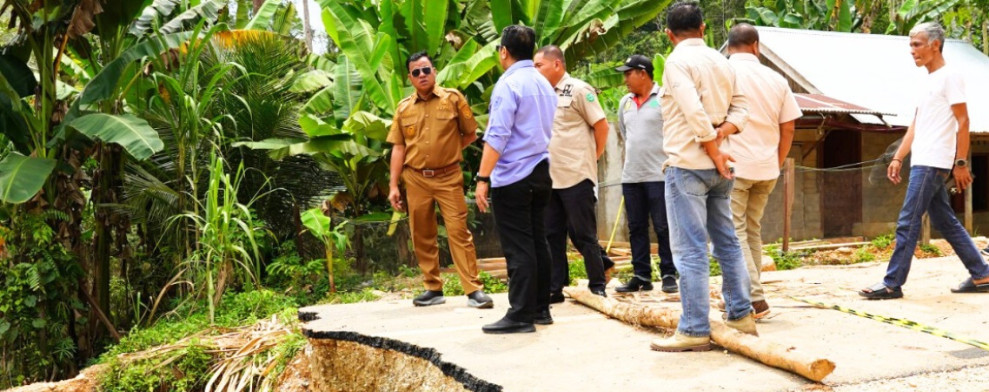Bupati Tinjau Pembangunan Jembatan Darurat Koto Inuman- Sigaruntang