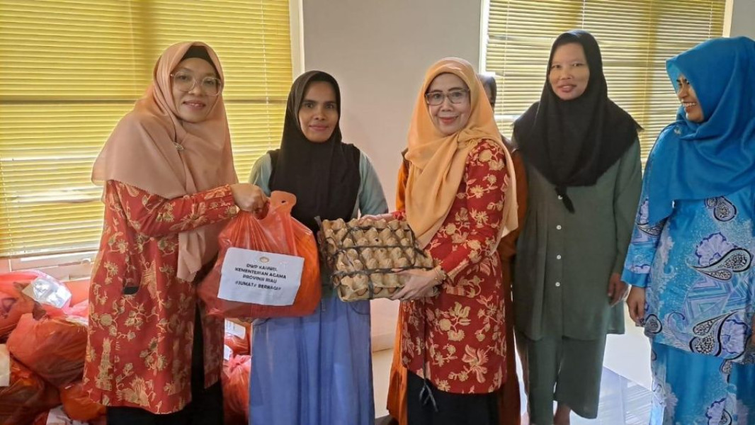 DWP Kanwil Kemenag Riau Salurkan Sembako untuk Kaum Dhuafa